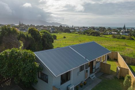 Photo of property in 65 Queens Road, Waikanae Beach, Waikanae, 5036