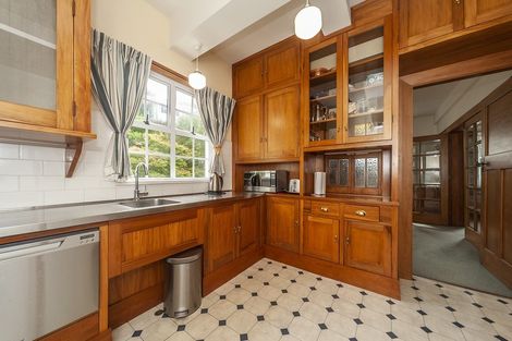 Photo of property in Chevening Flats, 90 Salamanca Road, Kelburn, Wellington, 6012