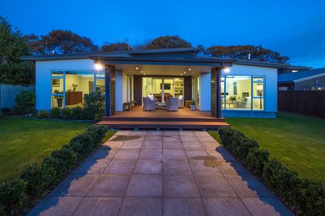 Photo of property in 16 Grand Oaks Drive, Awapuni, Palmerston North, 4412