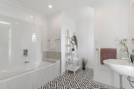 Photo of property in 27 Lexington Drive, Botany Downs, Auckland, 2010