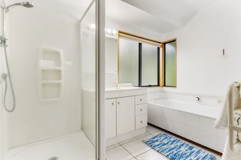 Photo of property in 12 La Roche Place, Northcote, Auckland, 0627