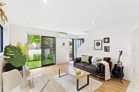 Photo of property in 87a Beach Road, Te Atatu Peninsula, 0610