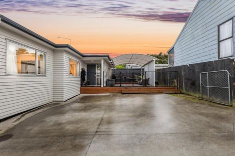 Photo of property in 51a Oreil Avenue, West Harbour, Auckland, 0618