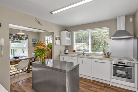 Photo of property in 127 Renown Road, Raumati South, Paraparaumu, 5032