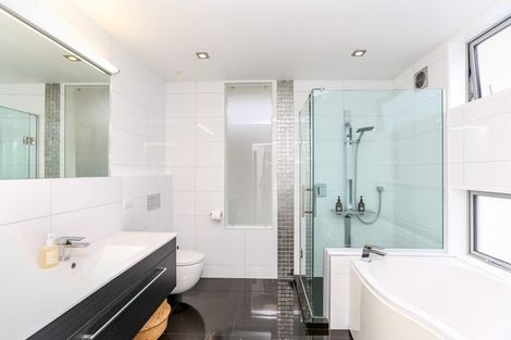 Photo of property in 118 Pendarves Street, New Plymouth, 4312