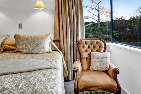 Photo of property in 10 Taylor Place, Merrilands, New Plymouth, 4312