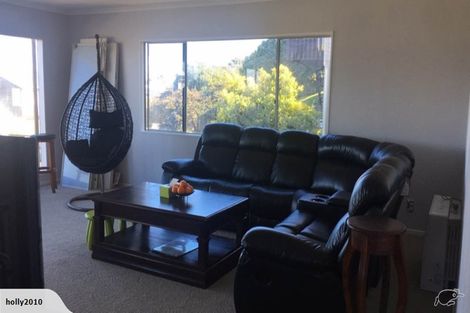 Photo of property in 17 Somes Crescent, Newlands, Wellington, 6037