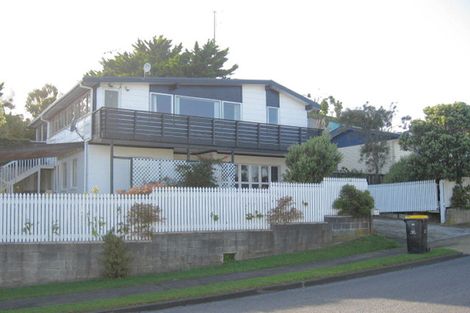 Photo of property in 102 Gloaming Hill, Titahi Bay, Porirua, 5022