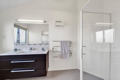 Photo of property in 4 Sequoia Grove, Merrilands, New Plymouth, 4312