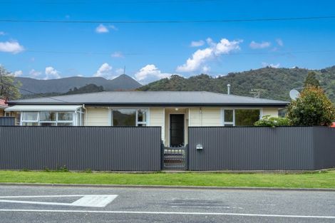 Photo of property in 8 Buller Street, Picton, 7220