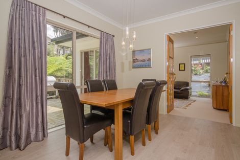 Photo of property in 28 Mccahon Place, Titirangi, Auckland, 0604