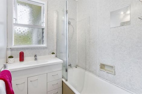 Photo of property in 15 Rosalind Road, Glenfield, Auckland, 0629