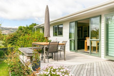 Photo of property in 8 Saint Johns Terrace, Tawa, Wellington, 5028