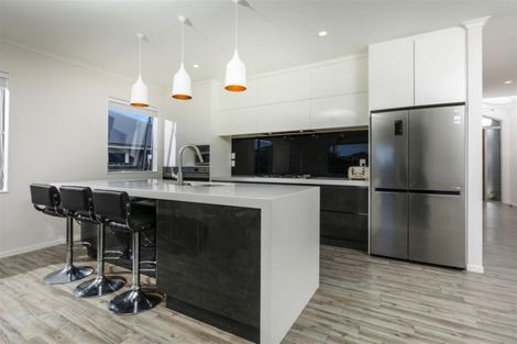 Photo of property in 15 Fruitlands Road, Kumeu, 0810