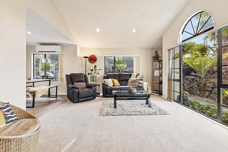 Photo of property in 13 Berkshire Terrace, Massey, Auckland, 0614
