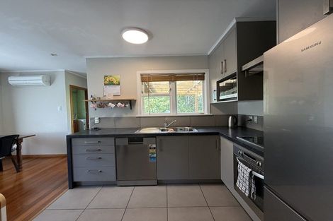 Photo of property in 16 Archbold Street, Newlands, Wellington, 6037