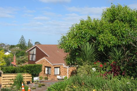 Photo of property in 2/8 Aorangi Place, Birkenhead, Auckland, 0626