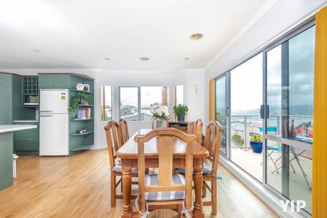 Photo of property in 12 Dress Circle, Newlands, Wellington, 6037