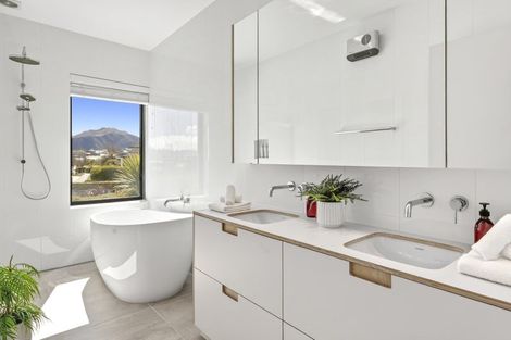 Photo of property in 15 Kereru Crescent, Wanaka, 9305