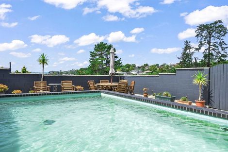 Photo of property in 1/170 Stapleford Crescent, Browns Bay, Auckland, 0630