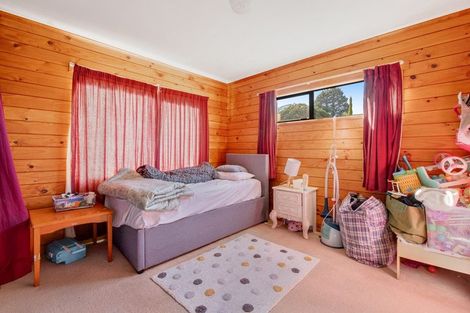 Photo of property in 12 Thalia Place, Totara Vale, Auckland, 0629