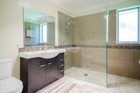 Photo of property in 28 Mccahon Place, Titirangi, Auckland, 0604