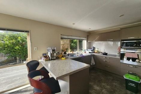 Photo of property in 2/12 Veagh Place, Highland Park, Auckland, 2010