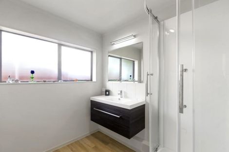 Photo of property in 2/963 Beach Road, Torbay, Auckland, 0630