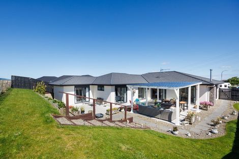 Photo of property in 42 Cyprus Place, Fitzherbert, Palmerston North, 4410