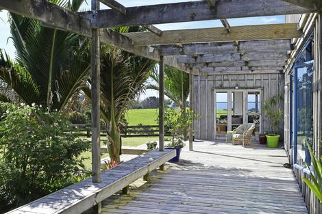 Photo of property in 18 Old School Road, Leigh, 0985