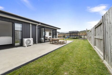 Photo of property in 18 Atlantic Drive, Fitzherbert, Palmerston North, 4410