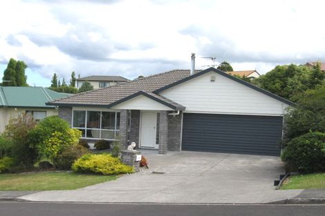 Photo of property in 8 Van Dyke Place, West Harbour, Auckland, 0618