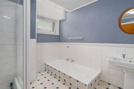 Photo of property in 17 Awaroa Road, Sunnyvale, Auckland, 0612