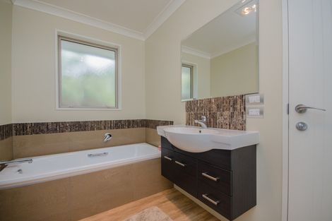 Photo of property in 28 Mccahon Place, Titirangi, Auckland, 0604