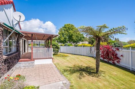 Photo of property in 16 Richmond Avenue, Waikanae, 5036