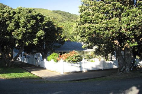 Photo of property in 99 Oroua Street, Eastbourne, Lower Hutt, 5013