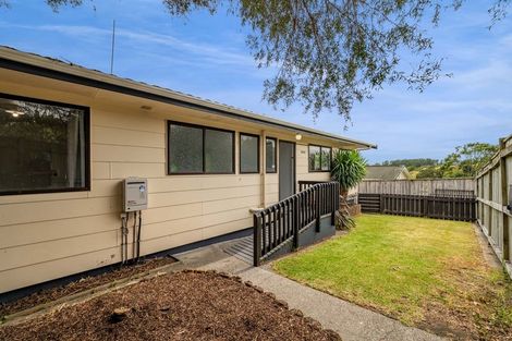 Photo of property in 33 Riversdale Drive, Merrilands, New Plymouth, 4312