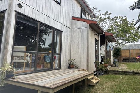 Photo of property in 2/1 Gloria Avenue, Te Atatu Peninsula, Auckland, 0610