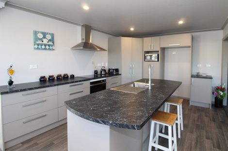 Photo of property in 30 Timaru Road, Waimate, 7924