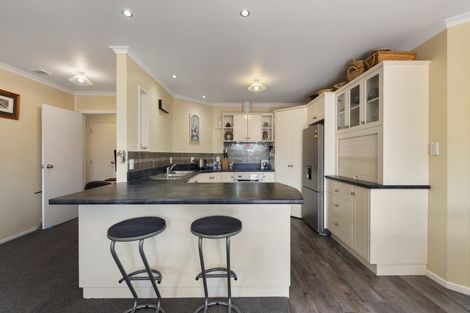 Photo of property in 8 Sunshine Place, Kelvin Grove, Palmerston North, 4414