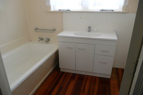 Photo of property in 40 Kingdale Road, Henderson, Auckland, 0610