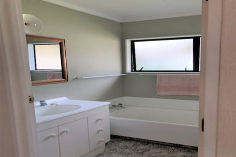 Photo of property in 64 Heatherlea Road West, Levin, 5575