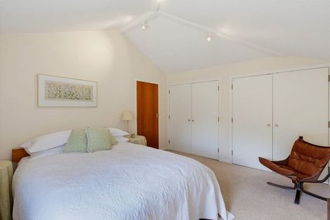 Photo of property in 10 Karaka Grove, Waikanae, 5036