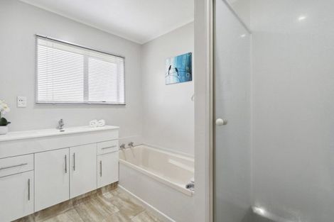 Photo of property in 15 Hocken Place, Mangere Bridge, Auckland, 2022