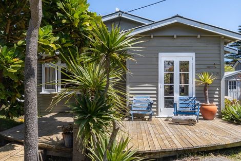Photo of property in 20 Rauparaha Street, Waikanae Beach, Waikanae, 5036