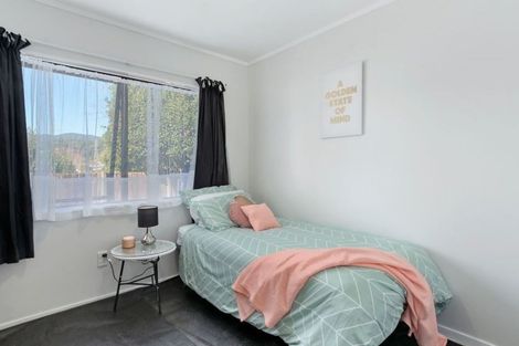 Photo of property in 15 Edmund Lomas Grove, Birchville, Upper Hutt, 5018