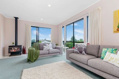 Photo of property in 19 Pannill Place, Oteha, Auckland, 0632