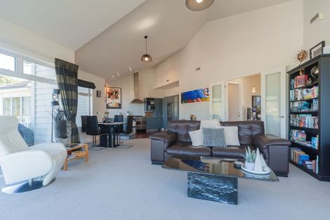 Photo of property in 11 Curnow Way, Kaiwharawhara, Wellington, 6035