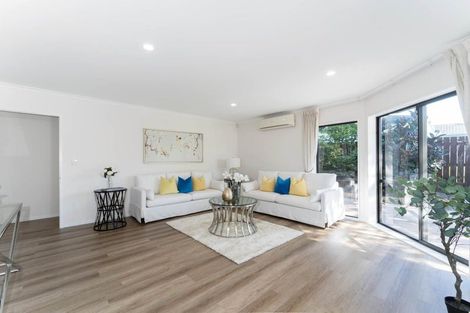 Photo of property in 17 Copplestone Place, New Lynn, Auckland, 0600