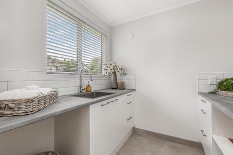 Photo of property in 18 Village Way, Ardmore, Papakura, 2582